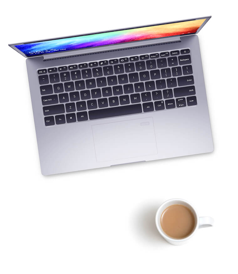 Вид сверху на ноутбук и рядом стоящую кружку с кофе